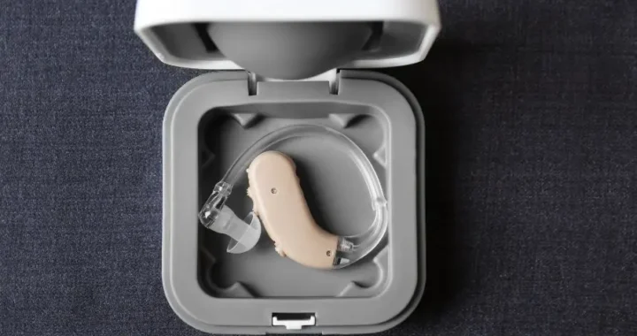 Nowoczesny aparat słuchowy w pudełku