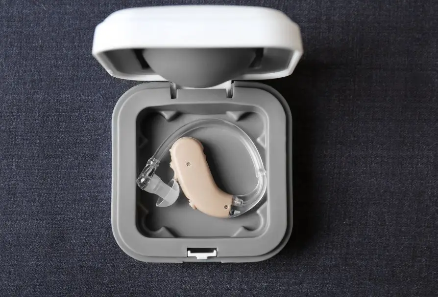 Nowoczesny aparat słuchowy w pudełku