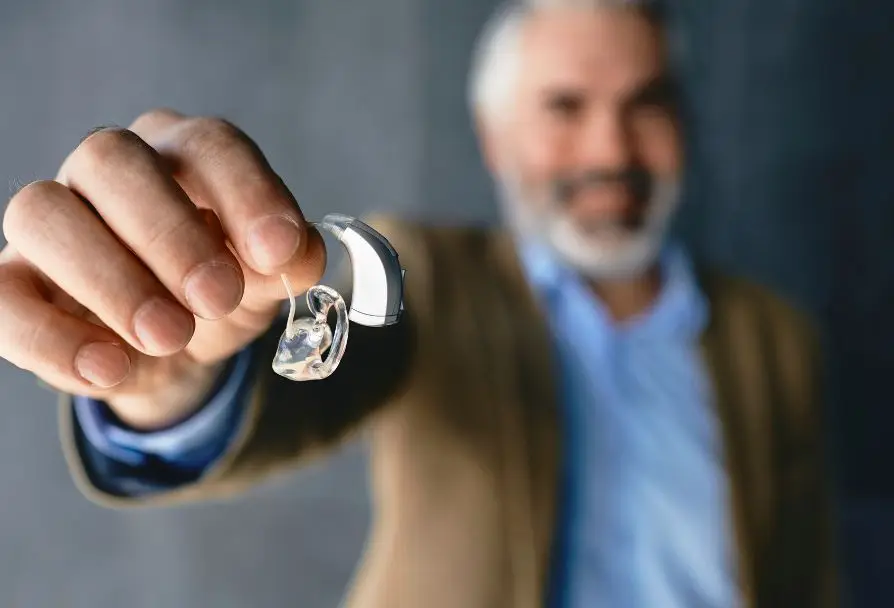 Aparat słuchowy dla starszych osób