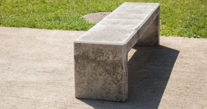 Parkowe ławki bez oparć