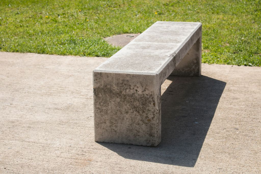 Parkowe ławki bez oparć