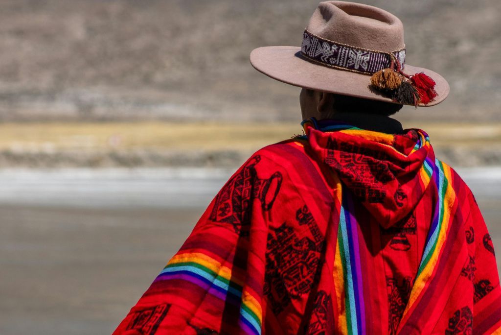 mezczyzna-w-ponczo Mężczyzna w poncho